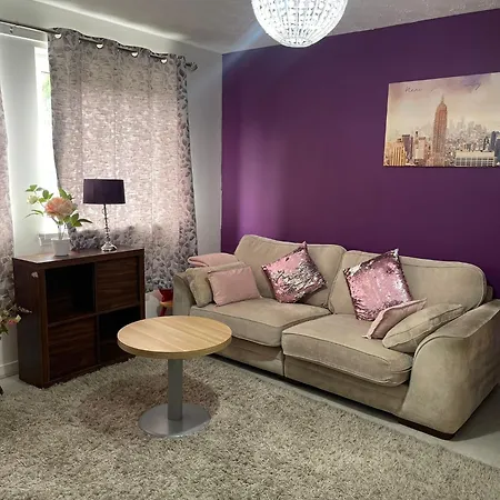 Chic 2 Bed With Free Parking- Recently Redecorated, 10 Minutes To Centre Apartmán Edinburgh