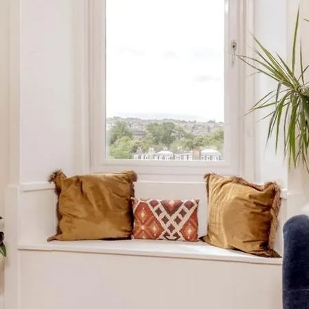 Apartment Castle Views! Stylish 2bd Flat, Sleeps 4 *