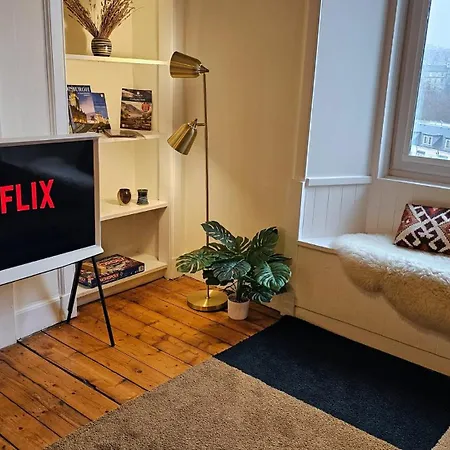 Castle Views! Stylish 2bd Flat, Sleeps 4 *