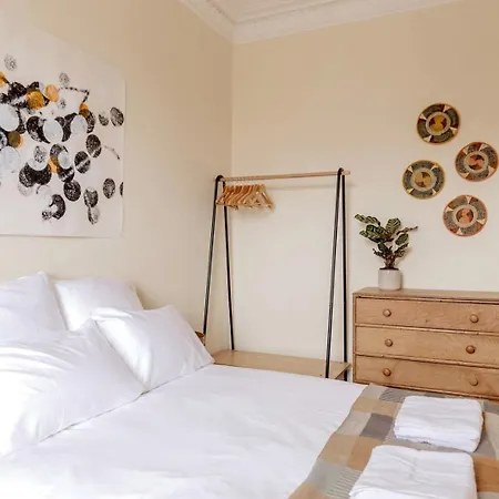 Castle Views! Stylish 2bd Flat, Sleeps 4