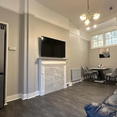 Stylish 3 Bed 2 Bath Ground Floor Main Door Flat In Marchmont Эдинбург