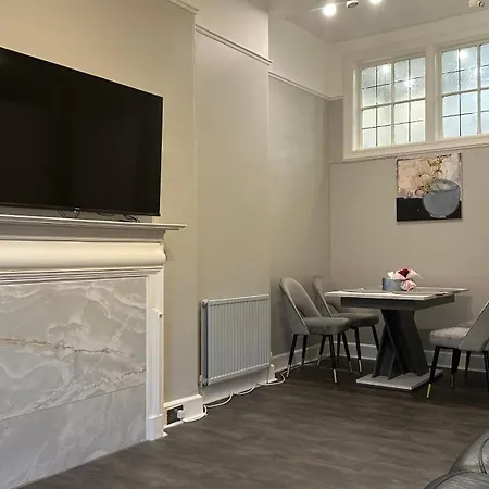 Stylish 3 Bed 2 Bath Ground Floor Main Door Flat In Marchmont * Эдинбург