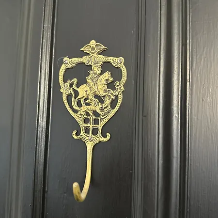 Stylish 3 Bed 2 Bath Ground Floor Main Door Flat In Marchmont Эдинбург