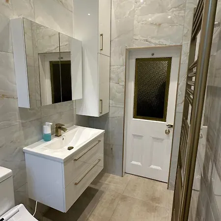 Stylish 3 Bed 2 Bath Ground Floor Main Door Flat In Marchmont *