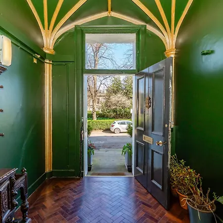 Stunning Flat, New Town, - Perfect Location *