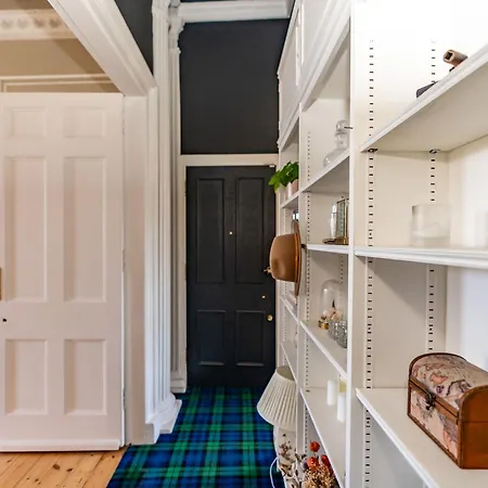 Stunning Flat, New Town, - Perfect Location 公寓 *