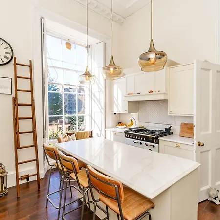 Stunning Flat, New Town, - Perfect Location *