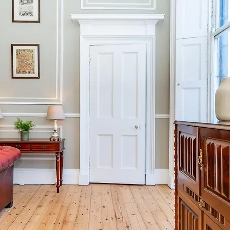 Stunning Flat, New Town, - Perfect Location *