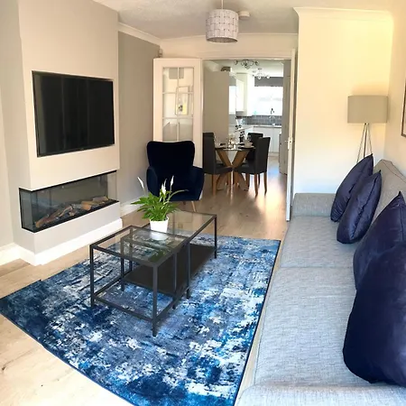 3 Bedroom - 2 Bathroom Townhouse In Corstorphine Near Murrayfield Stadium - Direct Bus To Centre In 20 Minutes - Two Private Parking Spaces - Private Sunny Garden - Recently Refurbished Semesterbostad
