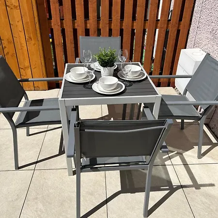 3 Bedroom - 2 Bathroom Townhouse In Corstorphine Near Murrayfield Stadium - Direct Bus To Centre In 20 Minutes - Two Private Parking Spaces - Private Sunny Garden - Recently Refurbished *