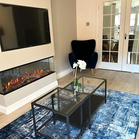 3 Bedroom - 2 Bathroom Townhouse In Corstorphine Near Murrayfield Stadium - Direct Bus To Centre In 20 Minutes - Two Private Parking Spaces - Private Sunny Garden - Recently Refurbished Edinburg