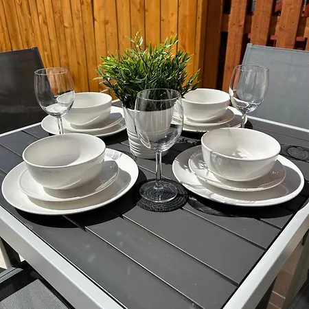 Semesterbostad 3 Bedroom - 2 Bathroom Townhouse In Corstorphine Near Murrayfield Stadium - Direct Bus To Centre In 20 Minutes - Two Private Parking Spaces - Private Sunny Garden - Recently Refurbished