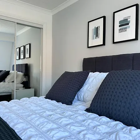 Semesterbostad 3 Bedroom - 2 Bathroom Townhouse In Corstorphine Near Murrayfield Stadium - Direct Bus To Centre In 20 Minutes - Two Private Parking Spaces - Private Sunny Garden - Recently Refurbished Edinburg