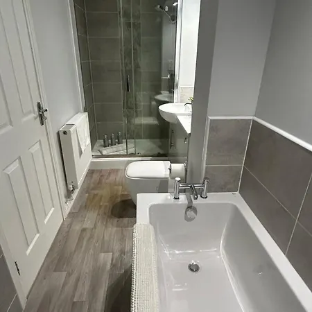3 Bedroom - 2 Bathroom Townhouse In Corstorphine Near Murrayfield Stadium - Direct Bus To Centre In 20 Minutes - Two Private Parking Spaces - Private Sunny Garden - Recently Refurbished * Edinburg