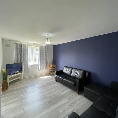 Citylink Retreat With Metro Access, Free Parking, Near Airport Daire *