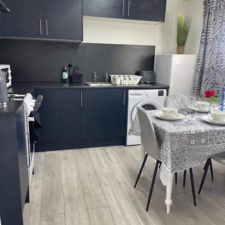 Daire Citylink Retreat With Metro Access, Free Parking, Near Airport *