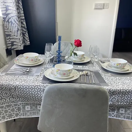 Citylink Retreat With Metro Access, Free Parking, Near Airport *