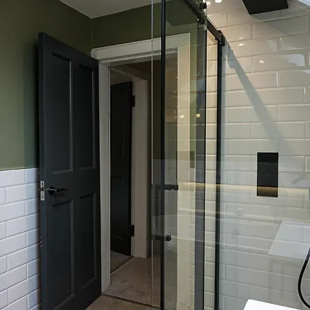 Townhouse 3 Bedroom With Garage *