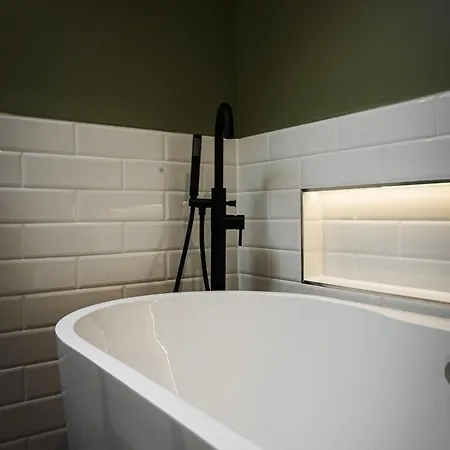 Townhouse 3 Bedroom With Garage *