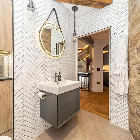 Canon Cave Apartment *