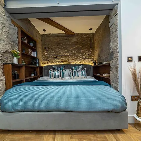 Canon Cave Apartment *