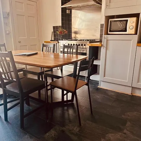 Apartmán Super Spacious 4 Bed, Sleeps 6 *