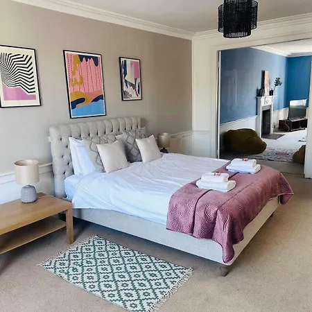 Super Spacious 4 Bed, Sleeps 6 Edinburg