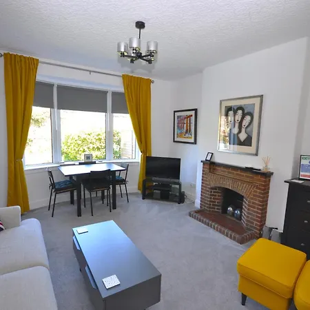 Holiday home Cosy 2 Bed With Garden And Free Parking