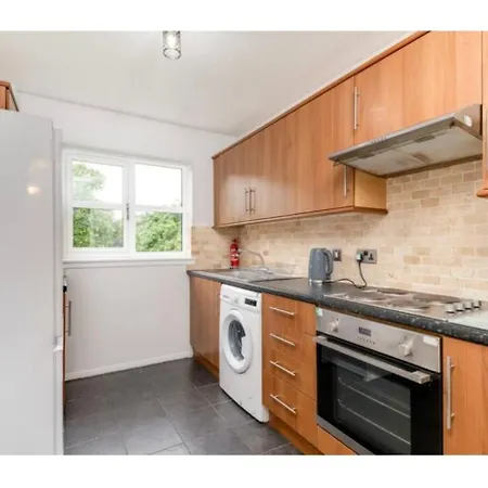 2 Bedroom With Free Parking Sleeps 4 People *