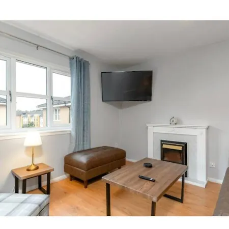 2 Bedroom With Free Parking Sleeps 4 People شقة