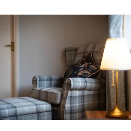 2 Bedroom With Free Parking Sleeps 4 People *