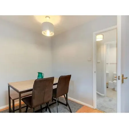 Appartamento 2 Bedroom With Free Parking Sleeps 4 People