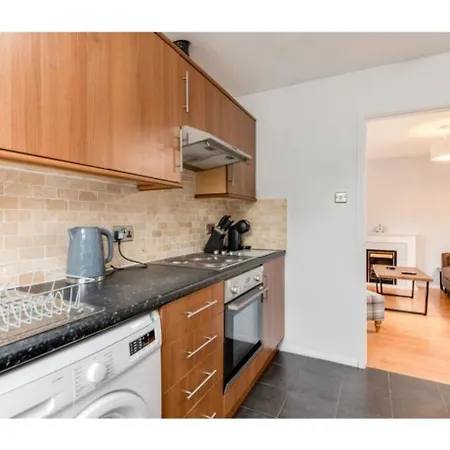 2 Bedroom With Free Parking Sleeps 4 People شقة *
