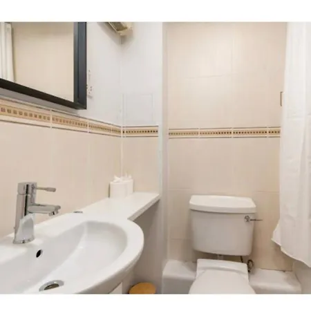 2 Bedroom With Free Parking Sleeps 4 People *