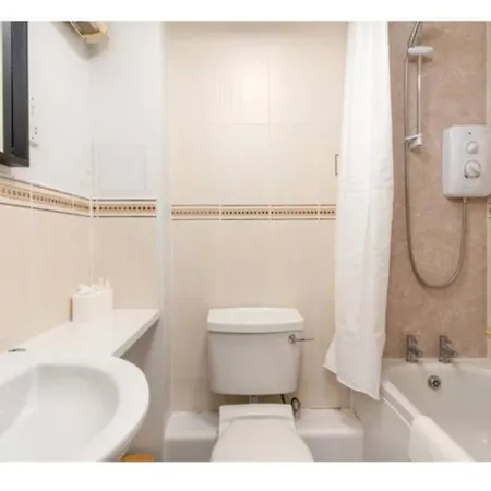 2 Bedroom With Free Parking Sleeps 4 People *