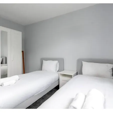 شقة 2 Bedroom With Free Parking Sleeps 4 People