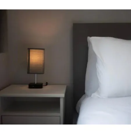 2 Bedroom With Free Parking Sleeps 4 People شقة