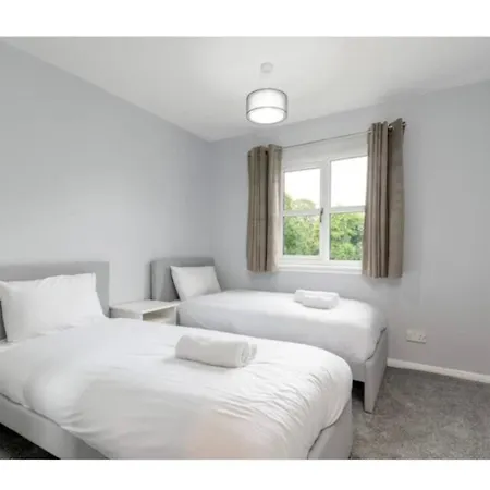2 Bedroom With Free Parking Sleeps 4 People إدنبرة