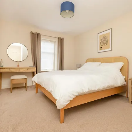 Apartment Charming 2-bedroom - Ground Floor