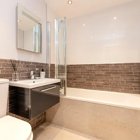 Apartment Charming 2-bedroom - Ground Floor *