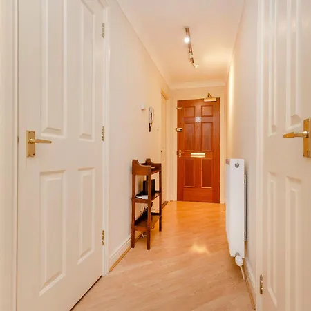 Apartment Charming 2-bedroom - Ground Floor