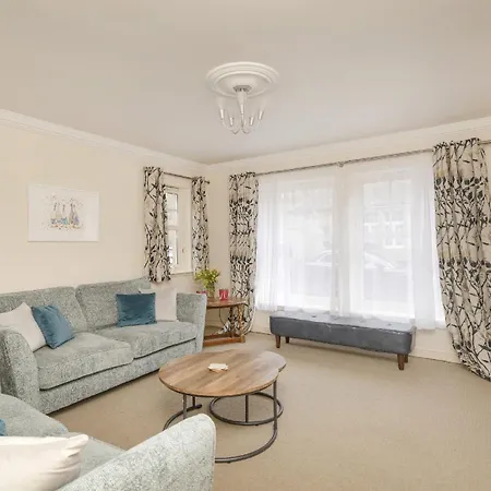 Apartment Charming 2-bedroom - Ground Floor *