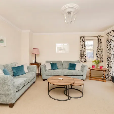 Charming 2-bedroom - Ground Floor *