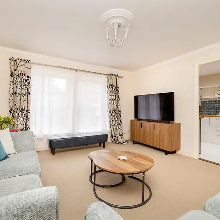 Charming 2-bedroom - Ground Floor Apartment