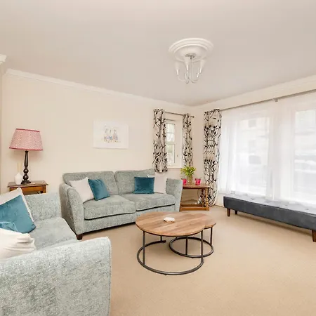 Apartment Charming 2-bedroom - Ground Floor