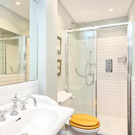 Charming With 2-bathroom And Private Entrance *