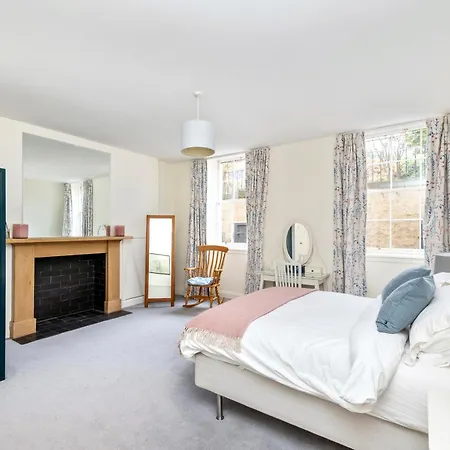 Charming With 2-bathroom And Private Entrance אדינבורו