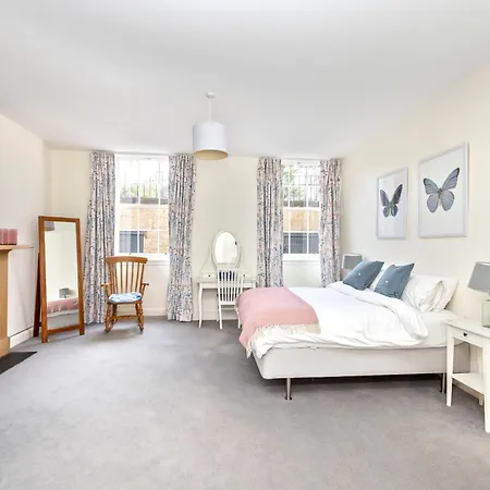 Charming 2-bedroom 2-bathroom アパート