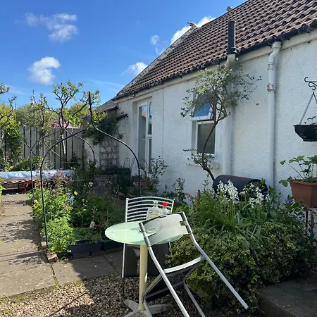 Charming 3 Bed , Private Budget , Free Street Parking , Fibre Optic Internet , Garden * Edinburgh