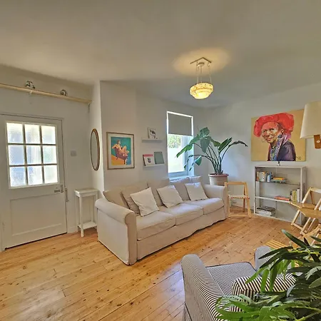 Charming 2-bedroom Ground Floor With Garden And Free On-street Parking Apartamento